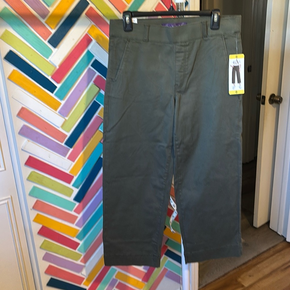 Green cropped pants